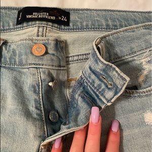 hollister boyfriend jeans!!
